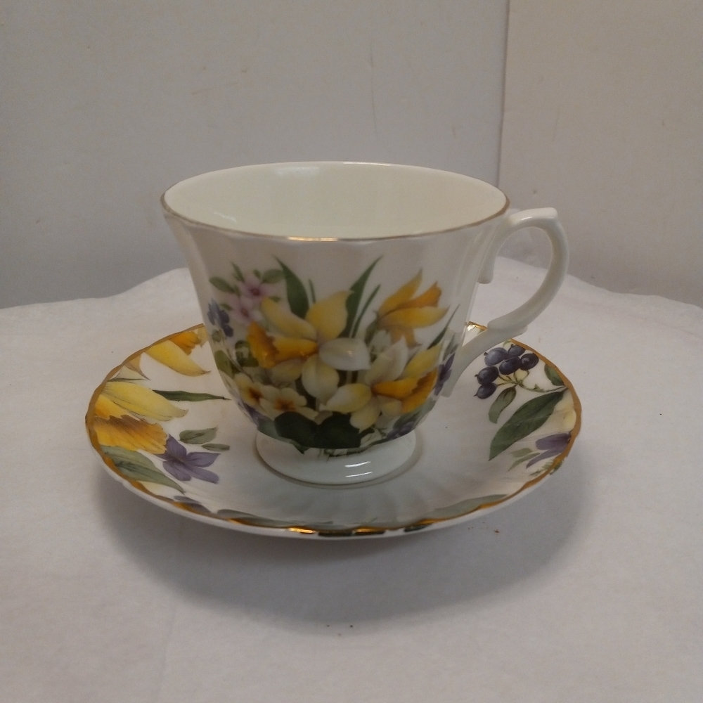 CROWNFORD teacup & sauce Giftware EXCLUSIVE DESIGN China  England Vtge